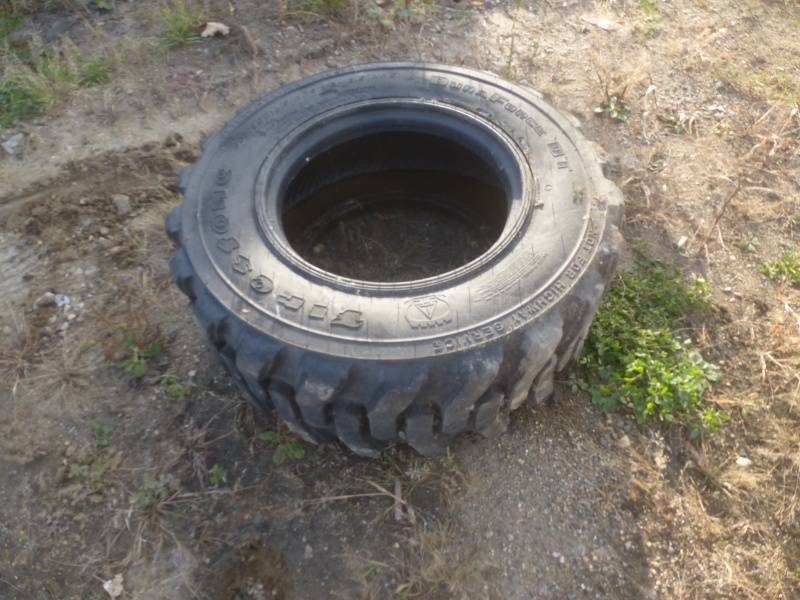 lot 14 image: Skid steer tire