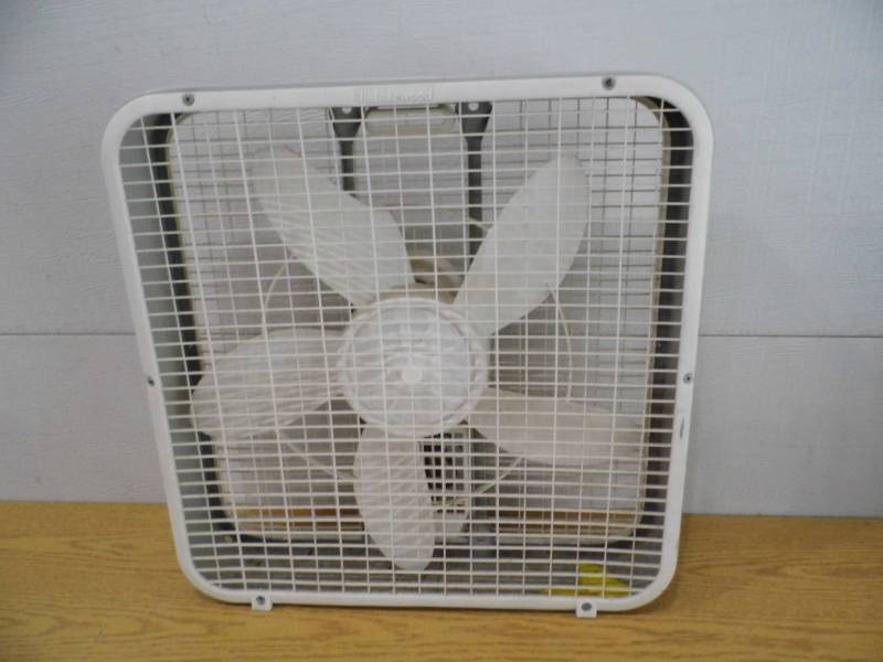 lot 10 image: Box Fan