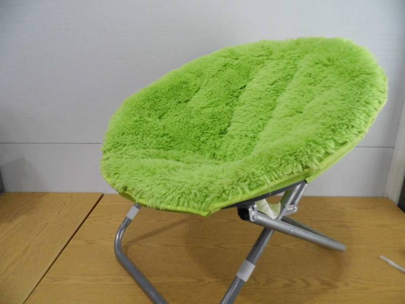 lot 33 image: Green Shag Folding Chair