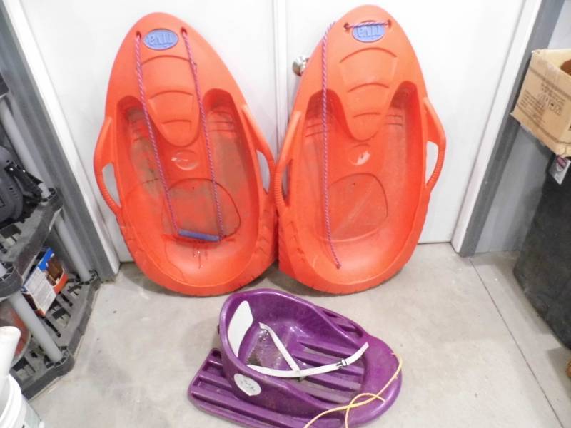 lot 39 image: 2 Sleds - Kids Sled