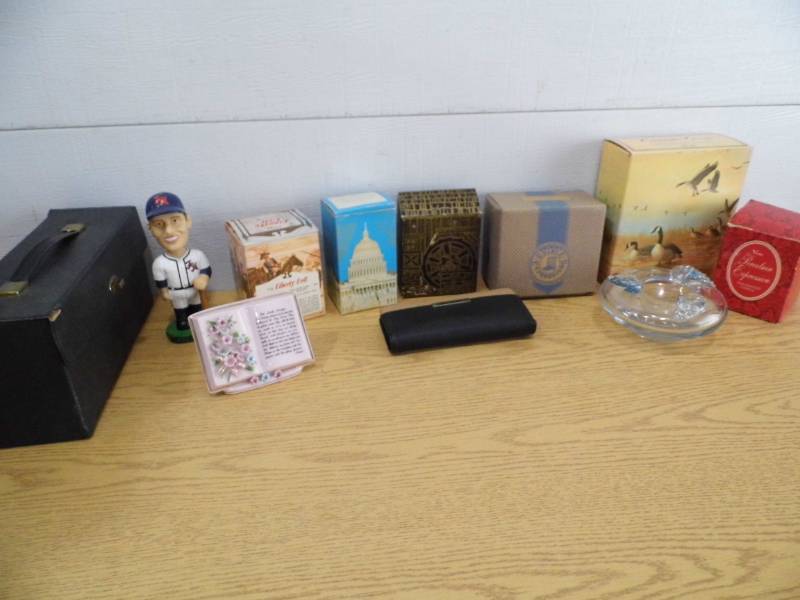 lot 63 image: Relic Wallet - Bobblehead - 8 Tracks - Avon