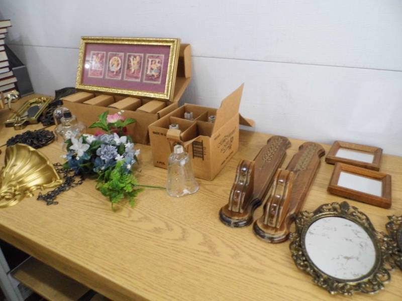 lot 66 image: Decor