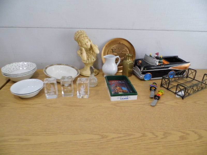 lot 76 image: Decor