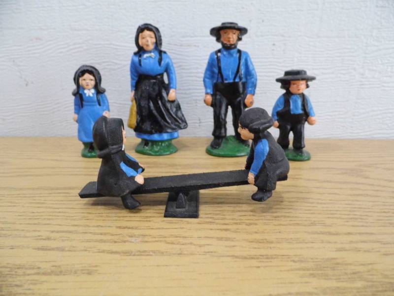 lot 91 image: Cast Iron Amish Figures