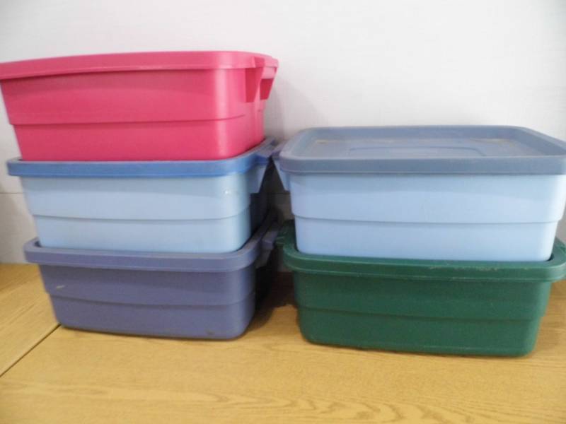 lot 93 image: 5 Rubbermaid Totes