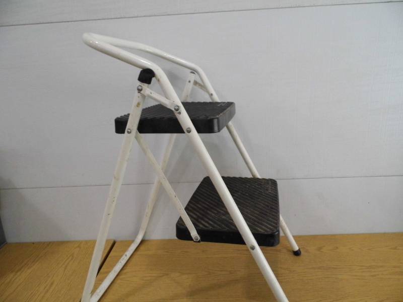 lot 96 image: Cosco Step Stool