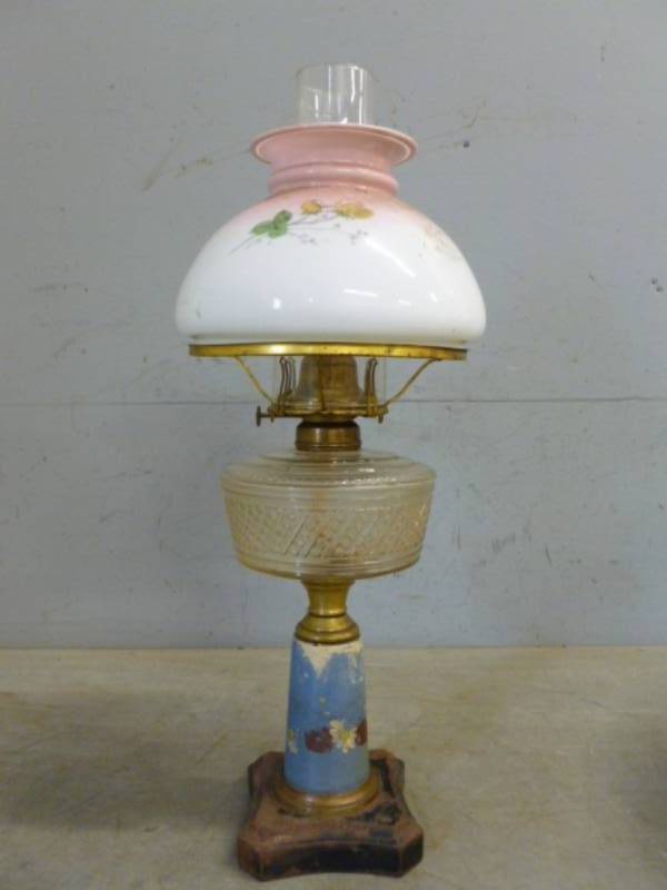 lot 8 image: Antique Oil Lamp