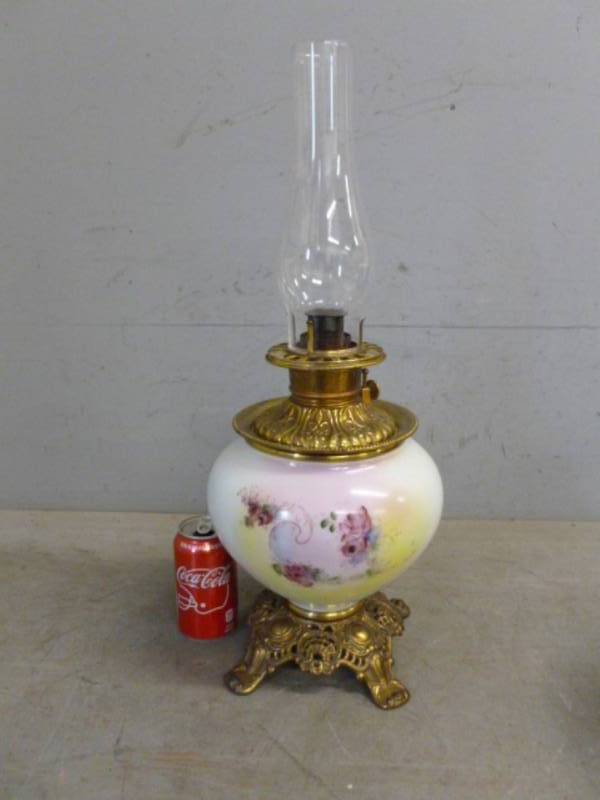 lot 9 image: Antique Oil Lamp