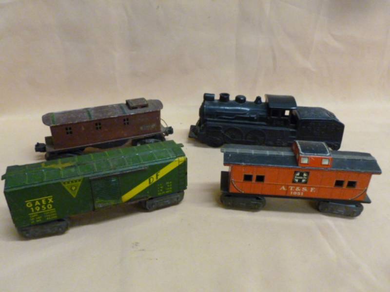 lot 111 image: Vintage 027 Train Cars