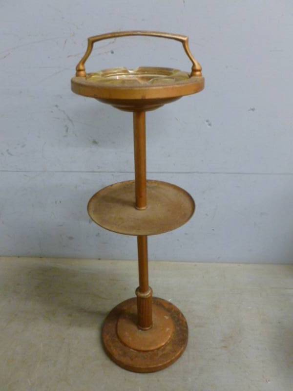 lot 117 image: Vintage Smoke Stand
