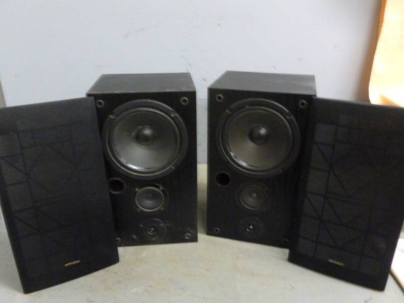 lot 141 image: Optimus Speakers