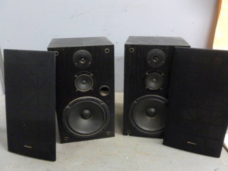 lot 142 image: Optimus Speakers