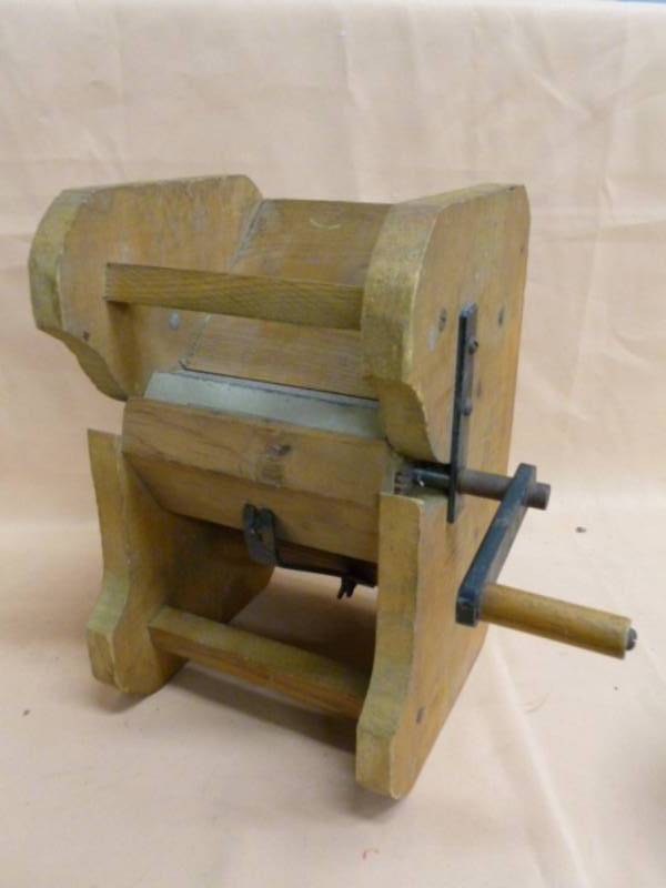 lot 172 image: Vintage Sandpaper Dispenser
