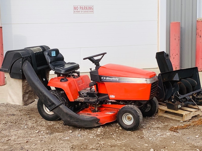 lot 3 image: Simplicity Lawn Tractor With Snow Blower
