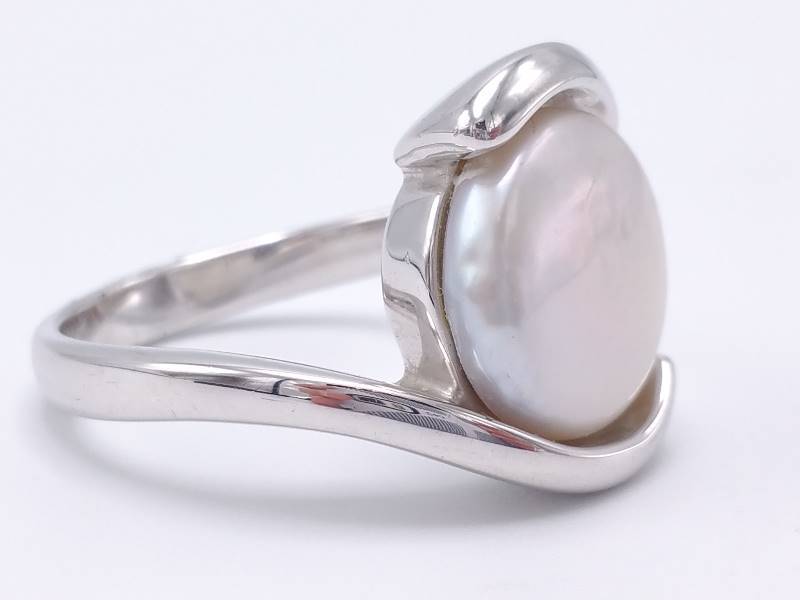 Wonderful Mother-of-Pearl Estate Ring in Well-Designed Sterling Silver