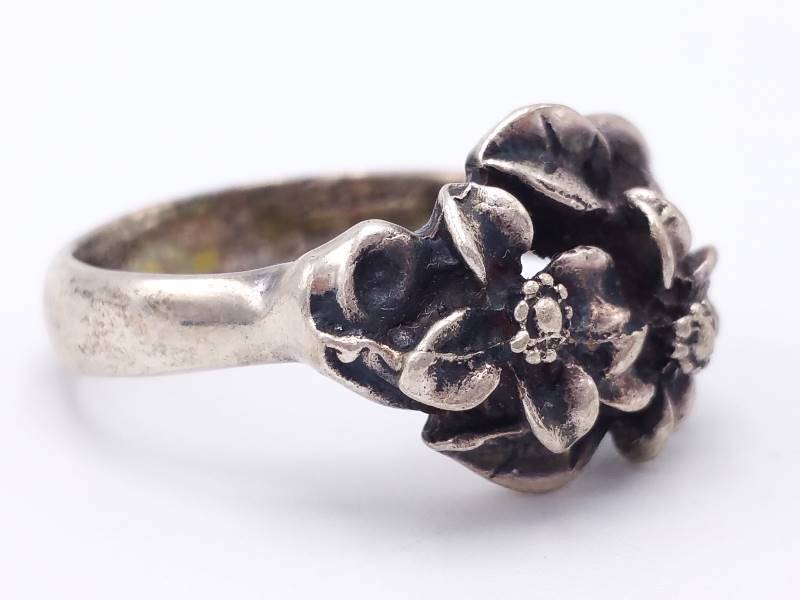 Vintage Floral Motif Sterling Silver Estate Ring
