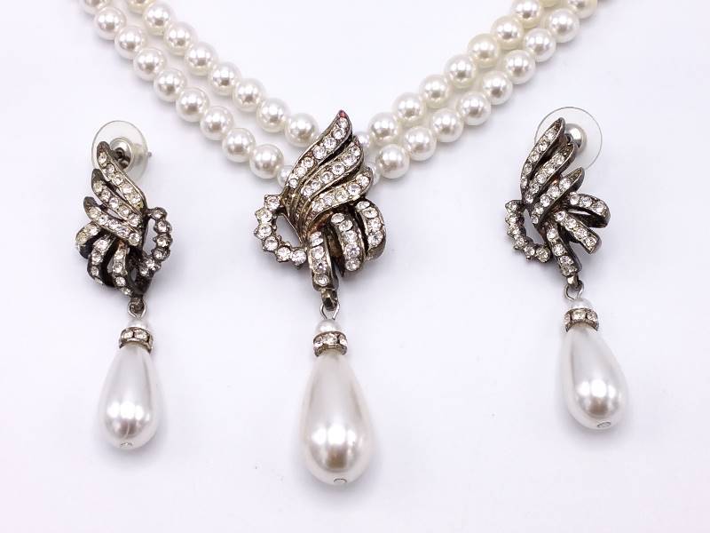 Elegant and Beautiful Vintage Estate Costume Jewelry - Choker & Earrings Set