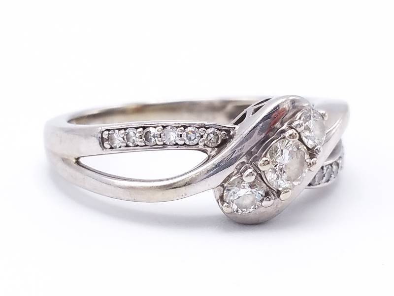 Beautiful Diamond Estate Ring in 10k White Gold
