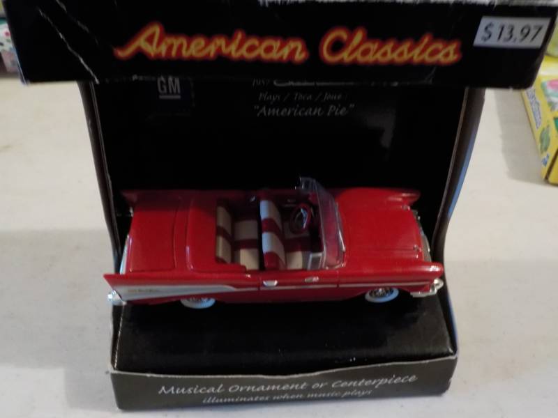 lot 18 image: American Classic Musical Centerpiec...