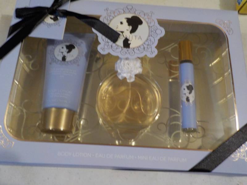 lot 22 image: Ariana Grande Fragrance Gift Set...