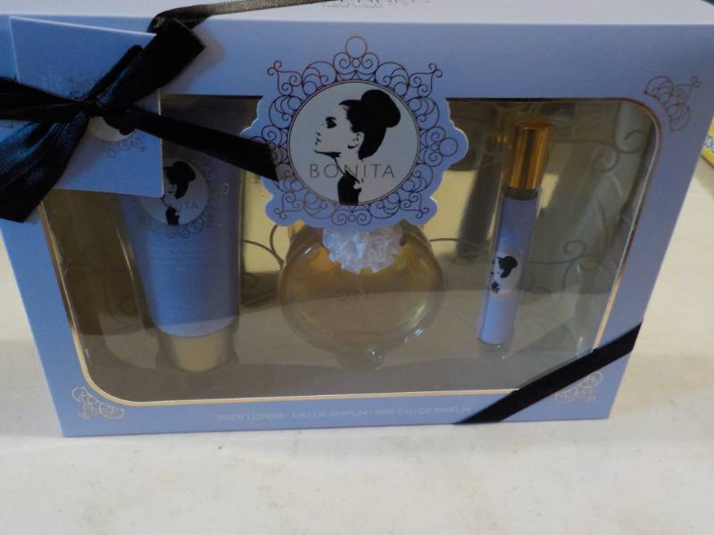 lot 27 image: Ariana Grande Fragrance Gift Set...