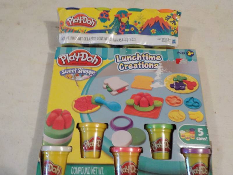 lot 29 image: Play Doh...
