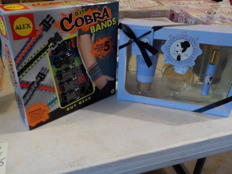 lot 48 image: Ariana Grande Fragrance Gift Set an...
