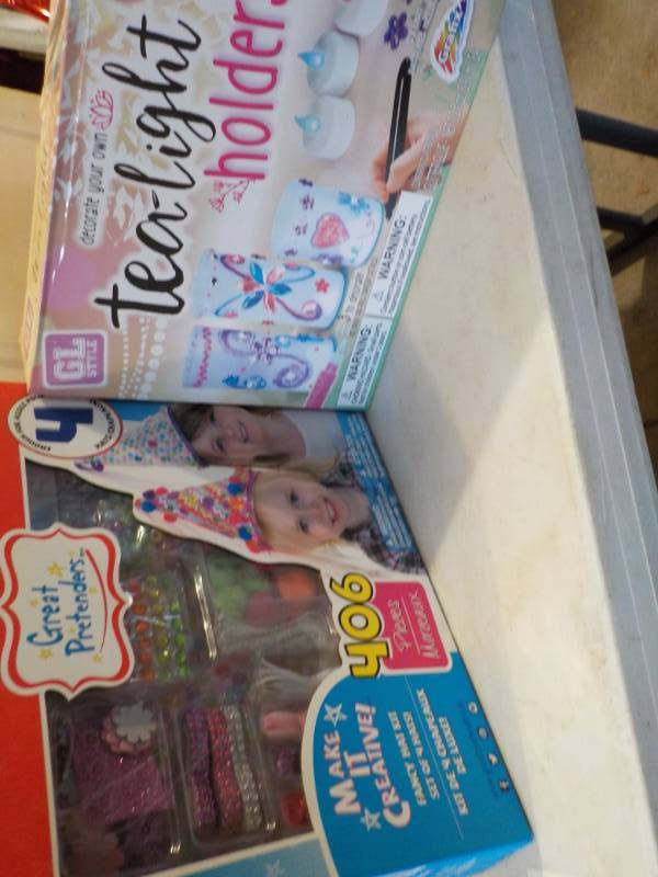lot 49 image: Great Pretenders Kit and Tea Light ...