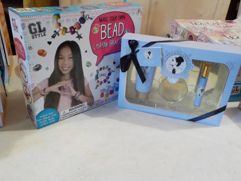 lot 50 image: Ariana Grande Fragrance Gift Set an...