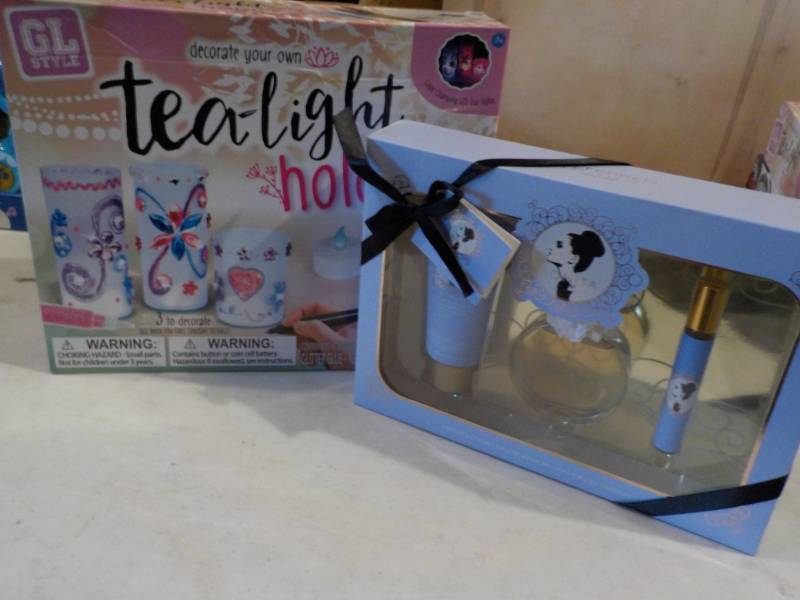lot 52 image: Ariana Grande Fragrance Gift Set an...