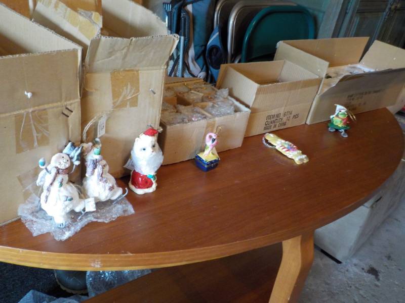 lot 65 image: Lot of Xmas Ornaments  Box of 6 Sn...