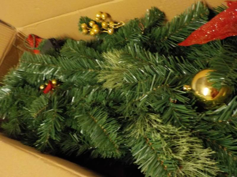 lot 90 image: Xmas Garland...