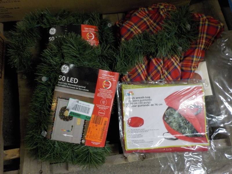 lot 104 image: 30 Wreath Bag, 2 - 50 Light LED Ga...