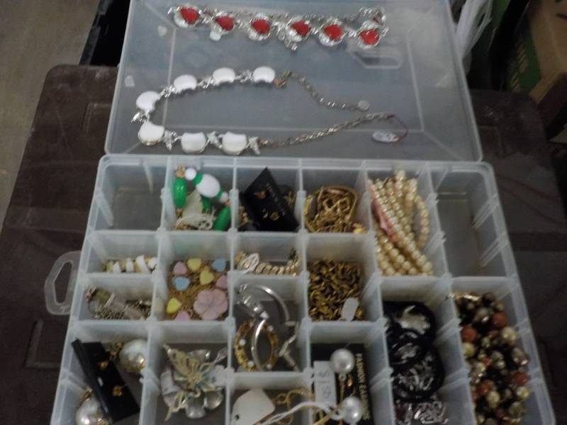 lot 118 image: Jewelry in Case...