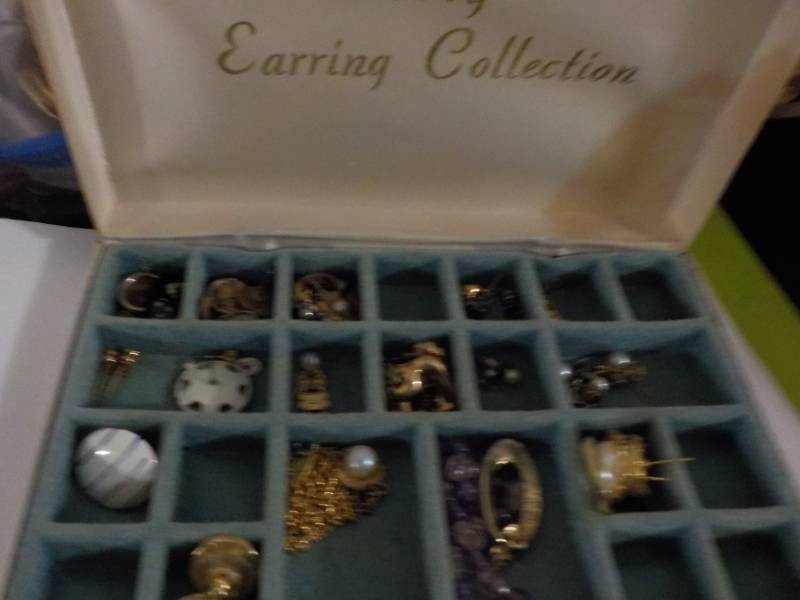 lot 119 image: Jewelry in Case...