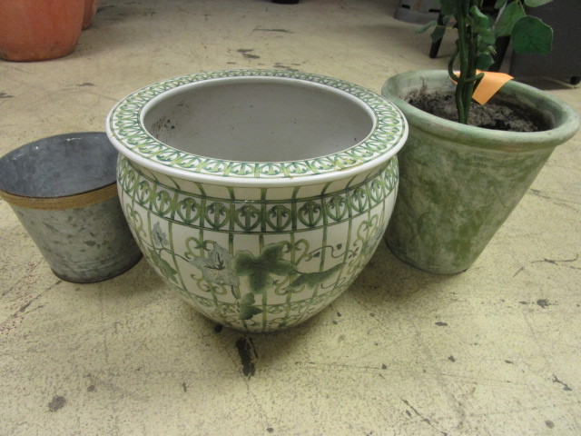 GARDEN POTS