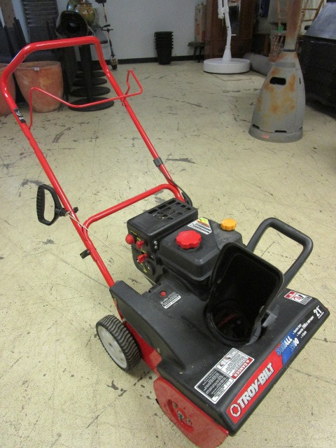 TROY-BUILT SQUALL 2100 SNOWBLOWER