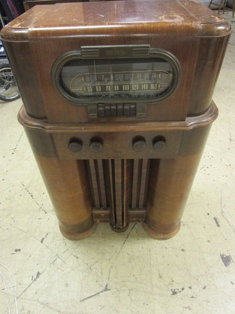 VINTAGE RCA VICTOR RADIO