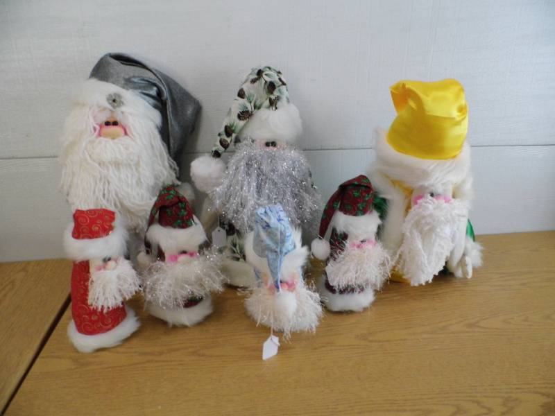 lot 43 image: New Craft  Santas