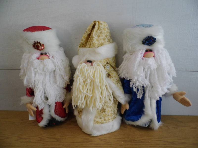 lot 44 image: New Craft  Santas
