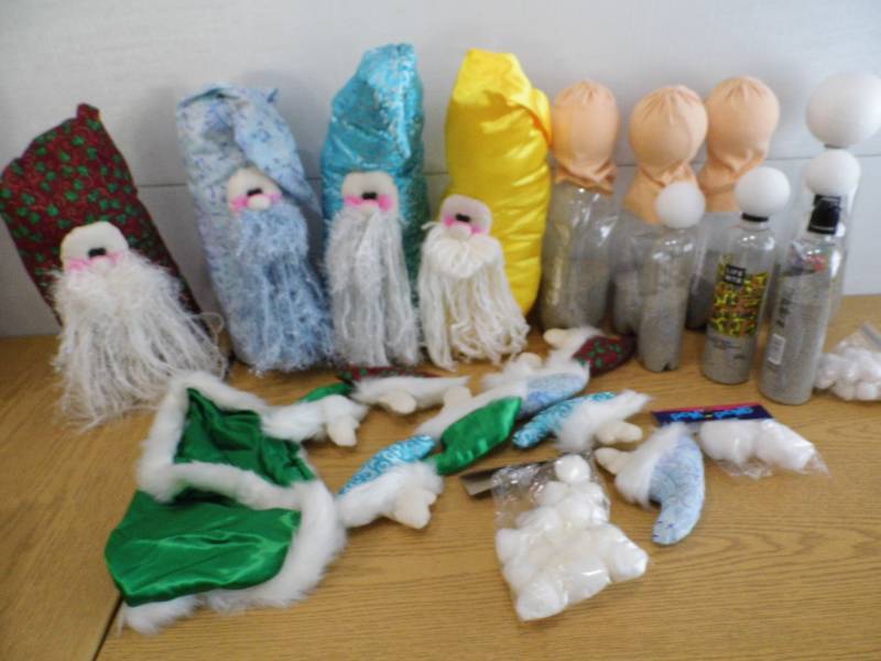 lot 47 image: Craft Santas - Kits