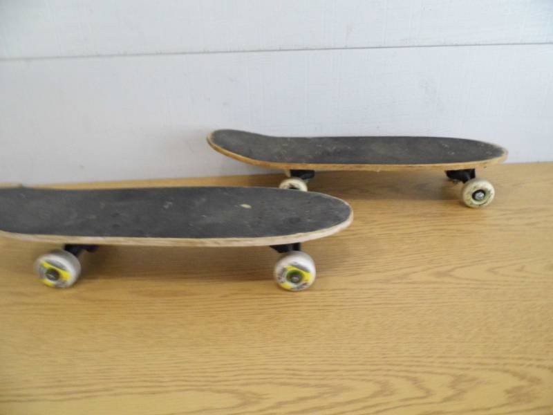 lot 60 image: 2 Skateboards