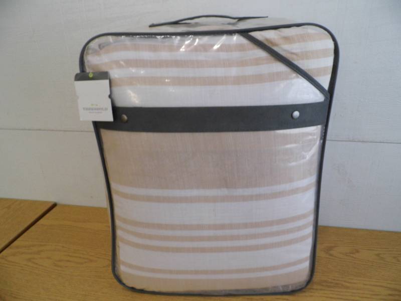 lot 73 image: Threshold Comforter Set