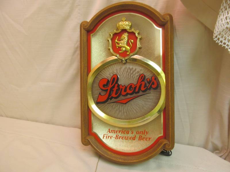 lot 13 image: Lighted Strohs beer sign
