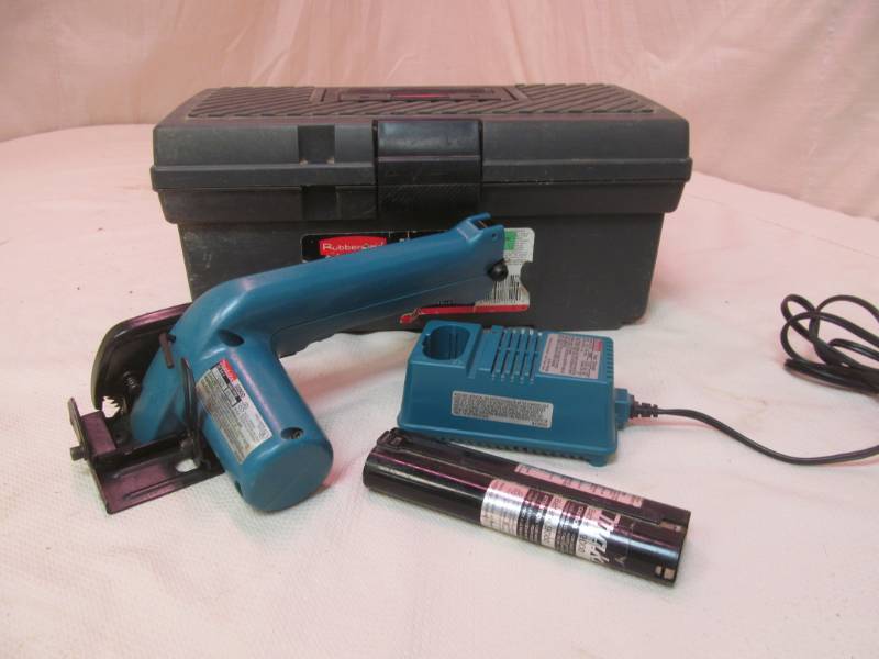 lot 15 image: Makita cordless saw