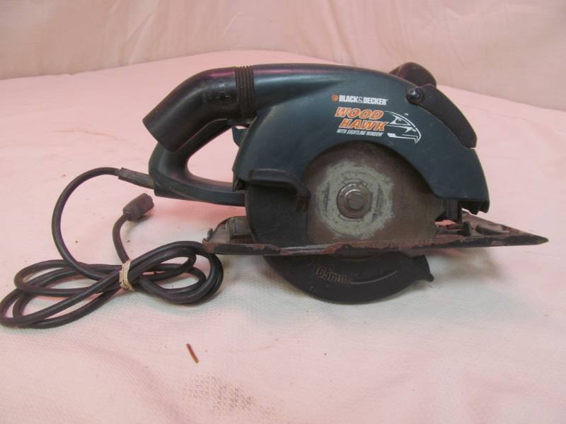 lot 17 image: Black and Decker wood Hawk circular saw