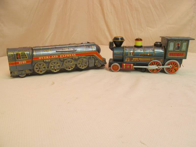 lot 28 image: Tin Litho train cars