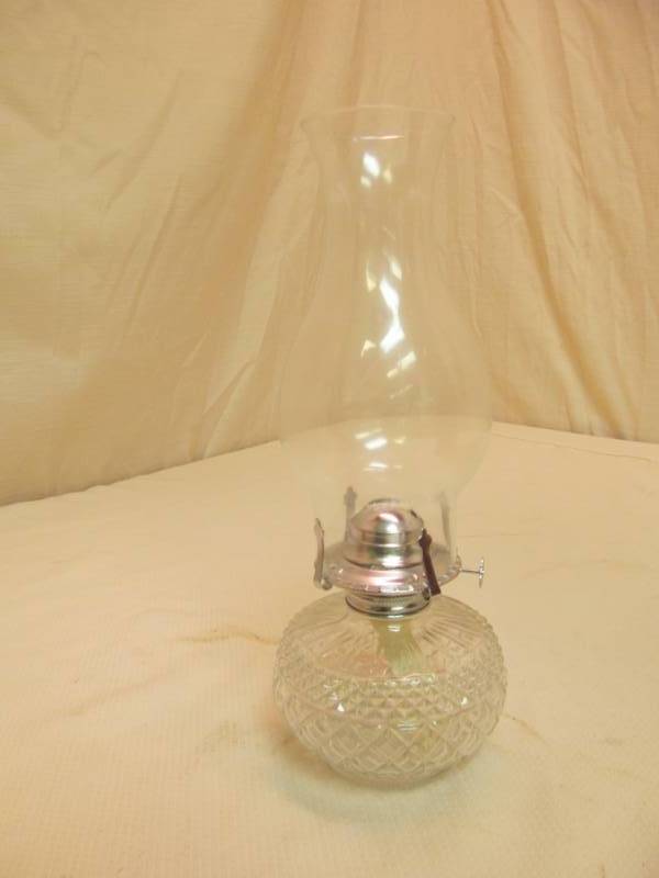 lot 33 image: Tiara oil lamp