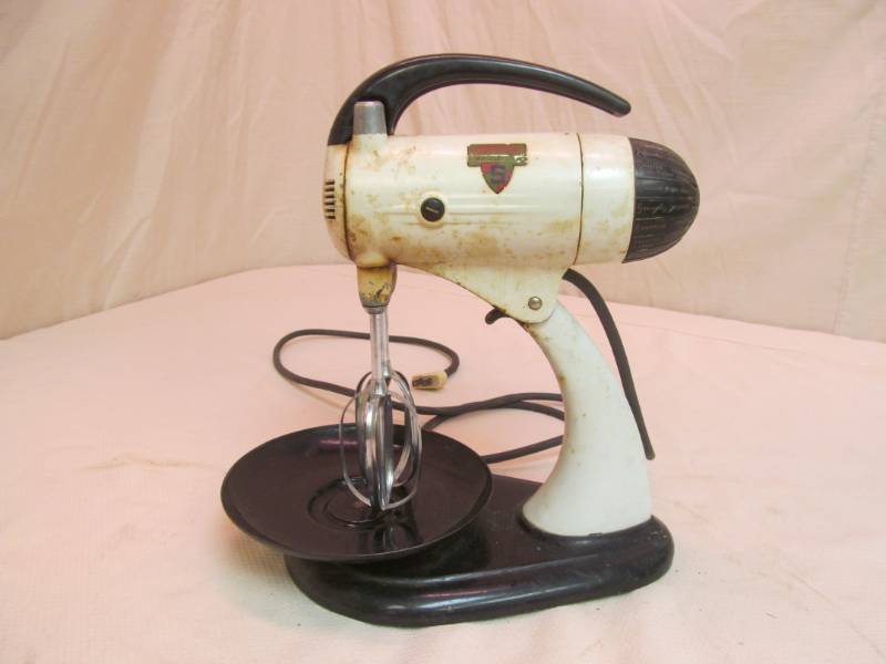 lot 35 image: vintage Sunbeam mixer set