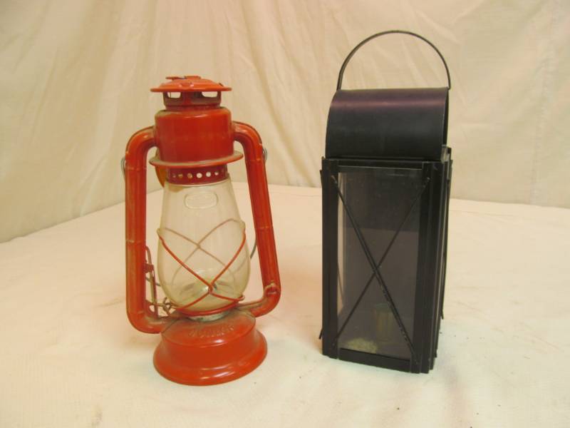 lot 37 image: Dietz Junior oil lamp